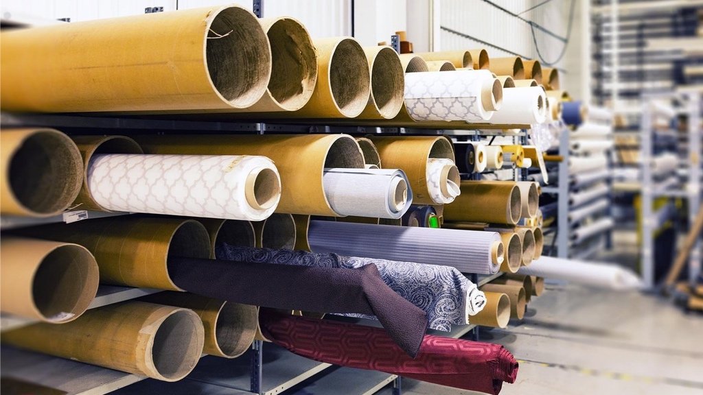 Nachhaltige Stoffe beschaffen und die richtige Produktionsmethode wählen Mode-Designer überprüft Stoffrollen und Herstellungsoptionen