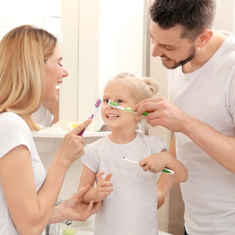Natürliche Gesundheit für ihre Familie sicherstellen Eine fürsorgliche Mutter, die mit ihren Kindern lächelt und natürliche Gesundheit zeigt